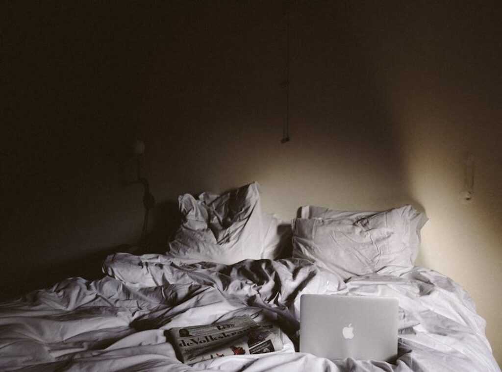 knuffelen in bed gif